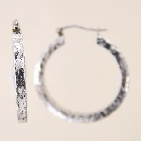 Ett par örhängen creoler med hamrad dekor, Ø28,8mm, bredd 3,2mm, silver 925/1000 Vikt: 5,5 g