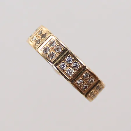 Ring med vita stenar, stl 16¼, bredd 5mm, 14K, 2,7g Vikt: 2,7 g