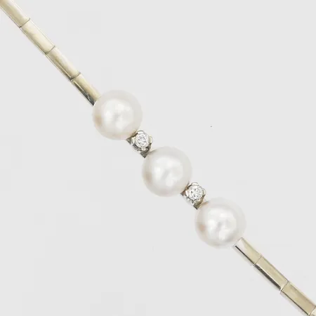Armband med odlade sötvattenpärlor samt diamanter 2 x ca 0,035ct enligt gravyr, längd: 18,5 cm, bredd: 2 - 7 mm, 18K vitguld. Vikt: 9,7 g