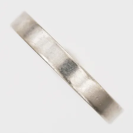 Ring, slät, stl: 16, Kaplan, Stockholm 1965, personlig gravyr, 18K vitguld.  Vikt: 4,2 g