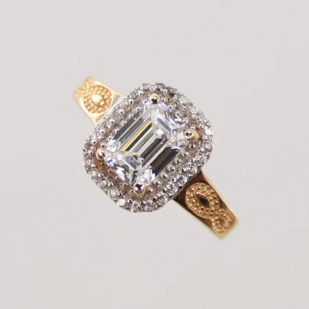 Ring med vita stenar, stl 17½, bredd 3-10mm, 14K, 2,3g Vikt: 2,3 g