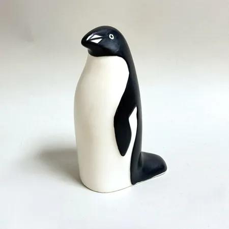Figurin, Pingvin, porslin, formgiven av Lillemor Mannerheim för Arabia och WWF, höjd ca15cm, bredd ca10cm
