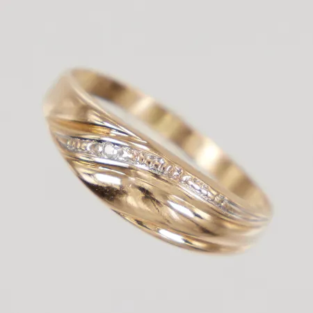Ring stl 17½, bredd 2-6mm, åttkantslipad diamant 1x0,005ct, 18K  Vikt: 1,5 g