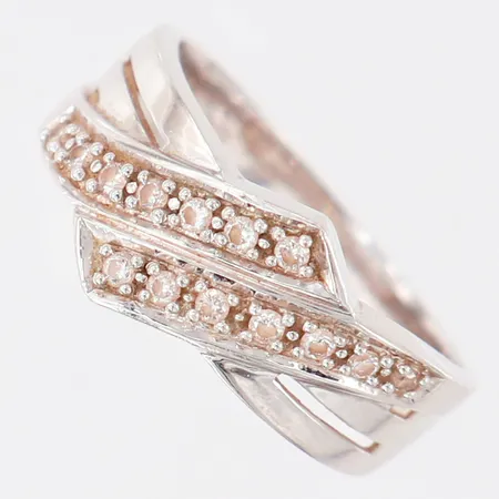 Ring med briljantslipade diamanter 14 x 0,01ct, stl: 16½, bredd 3-9mm, GHA, vitguld 18K.  Vikt: 3,9 g