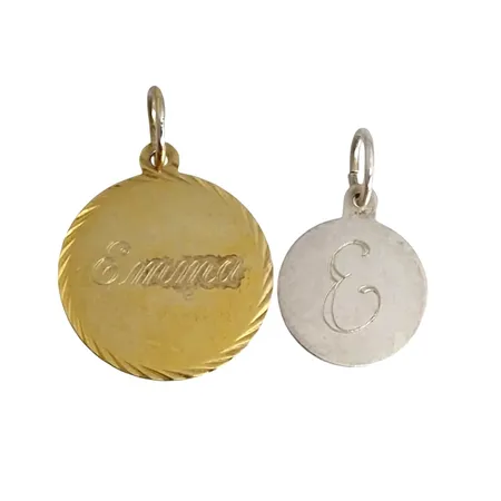 Hängen, 2 stycken, silver 925/1000, varav ett med förgyllning, gravyr "E" resp. "Emma", Ø13/18 mm Vikt: 2,3 g