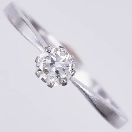 Ring med dia ca 1x0,30ct, stl: 16½, bredd: 2-5mm, vitguld, 18K  Vikt: 2,7 g