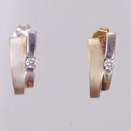 Ett par örhängen med vita stenar, längd 13,6mm, 925/1000 silver Vikt: 1,5 g
