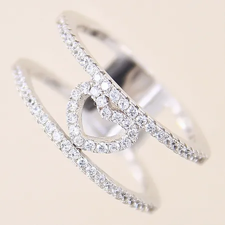 Ring med vita stenar, stl 18, bredd 9,5mm, silver 925/1000 Vikt: 4,6 g