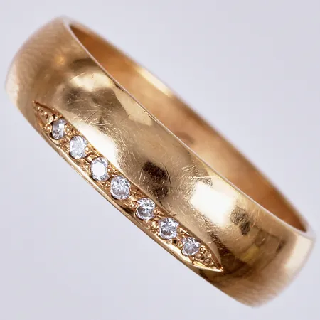 Ring med diamanter ca 7x0,01ct, graverad, stl: 19, bredd ca 5mm, Thom 2009, 18K Vikt: 6,3 g