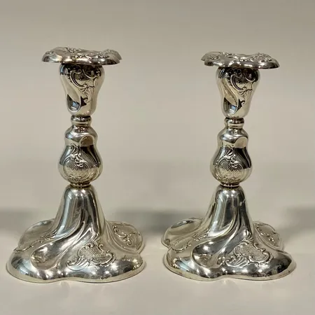Ett par ljusstakar, nyrokoko, Thorvald Marthinsen Sölvvarefabrik, Norge, modell 413, svenska importstämplar, fylld botten, slitage, silver. Vikt: 719,4 g