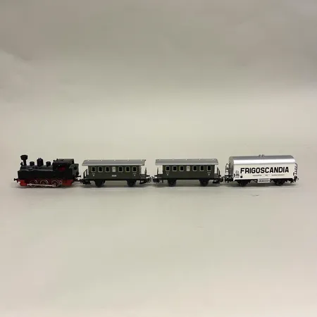 1 ånglok, 3 vagnar, Märklin, Tyskland, märken, slitage, saknar tillbehör Skickas med paket.