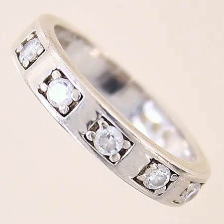 Ring med vita stenar, stl 19¾, bredd 3,3-4mm, silver 925/1000 Vikt: 3,2 g