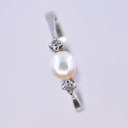 Ring med diamanter 0,04ctv enligt gravyr och pärla, stl 17½, bredd 2 mm, pärlans Ø5 mm, vitguld, 18K. Vikt: 1,9 g