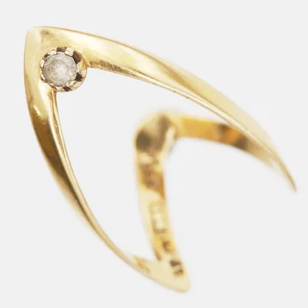 Ring med vit sten, stl: 17½, 18K guld Vikt: 2,8 g
