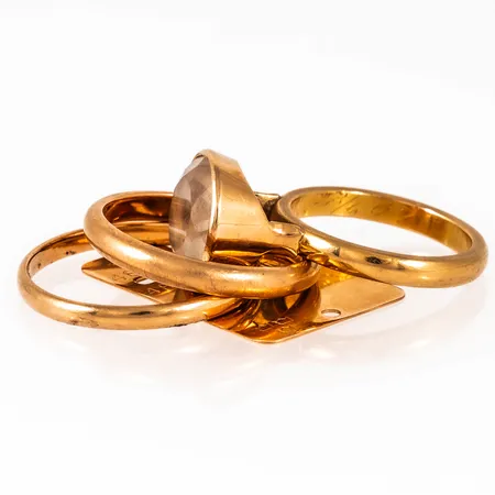 Diverse defekt/graverat guld i 18K. Bruttovikt: 16,4g.
