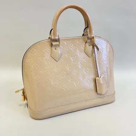 Väska, Louis Vuitton, Alma PM, Dune, Vernis läder, modellnummer M90170, tillverkningsnummer AA0195, mått ca 31,5 x 15 x 22,5mm, slitage, fläckar, lås med nycklar samt kvitto, inga andra tillbehör 