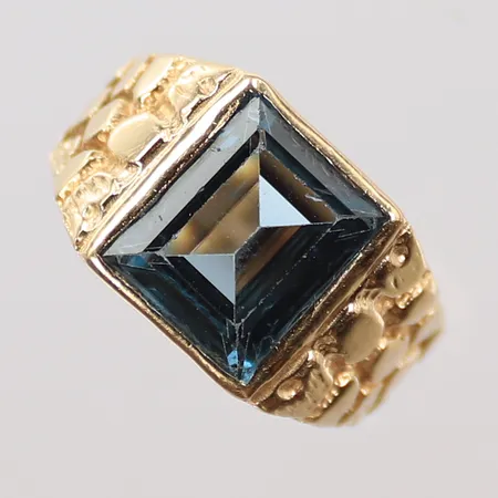 Klackring med blå sten, stl 20½, bredd 5-13mm, 14K, 9,1g bruttovikt