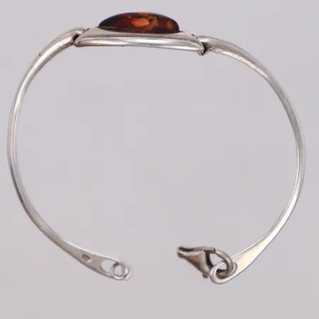 Armband, halvstelt med bärnsten, Ø55mm, defekt lås, 925/1000 silver Vikt: 9,3 g