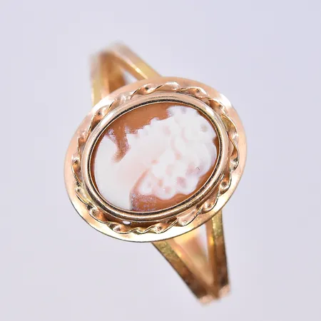 Ring med Camé, stl 19, bredd 2-13 mm, 18K. Vikt: 2,1 g