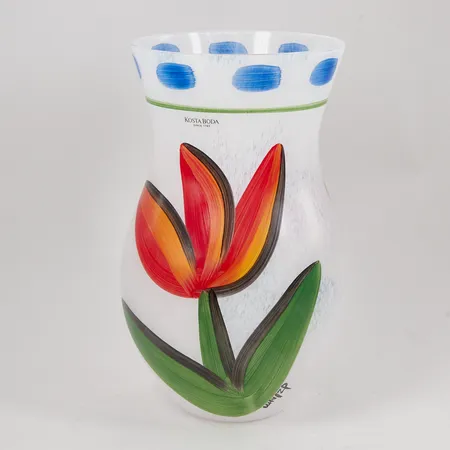 Vas Tulipa, Kosta Boda, Ulrica Hydman-Vallien, höjd ca 20cm, signerad och numrerad 49713, etikettmärkt Skickas med paket.