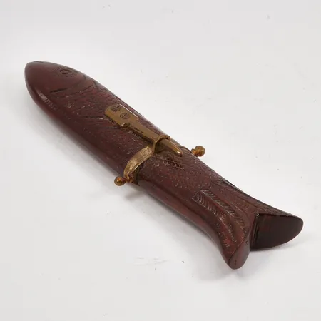 Kniv med fodral, längd ca 17cm, trä i form av fisk, slitage Skickas med paket.
