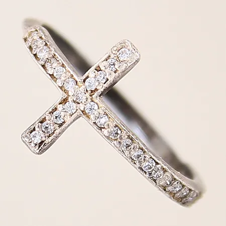 Ring med vita stenar, stl 17½, bredd 1,5-11,5mm, silver 925/1000 Vikt: 1,5 g