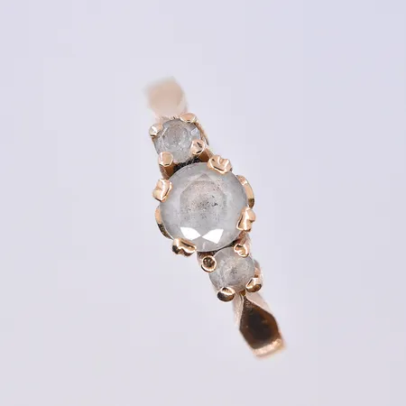 Ring med vita stenar, stl 16¼, bredd 2 mm, 18K. Vikt: 2,3 g
