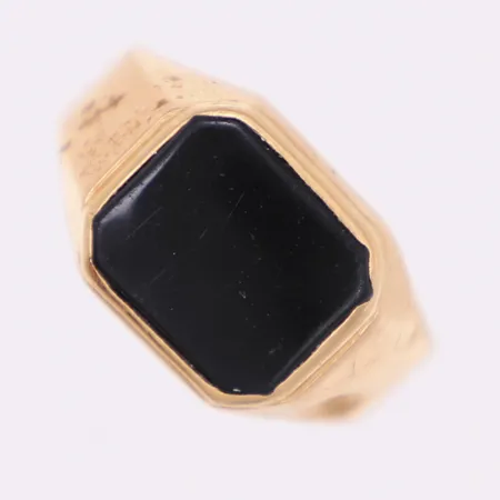Klackring med onyx, sliten fattning, repor/bucklor, stl 19½, 18K. Bruttovikt 4,1g Vikt: 4,1 g