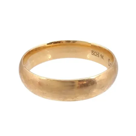 Ring, 9K guld, slät modell med gravyr Vikt: 3,9 g