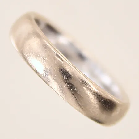 Ring, slät, stl 18½, bredd 5mm, gravyr, behov av omrodiering, vitguld, 18K Vikt: 9,6 g