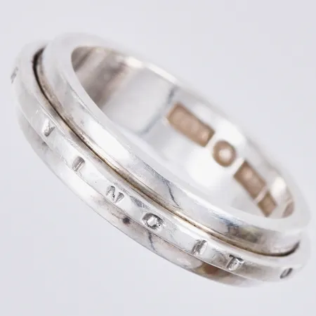 Ring, Efva Attling, "Amor vincit omnia", stl ca 18, bredd ca 5mm, år 2003, silver 925/1000 Vikt: 5,8 g