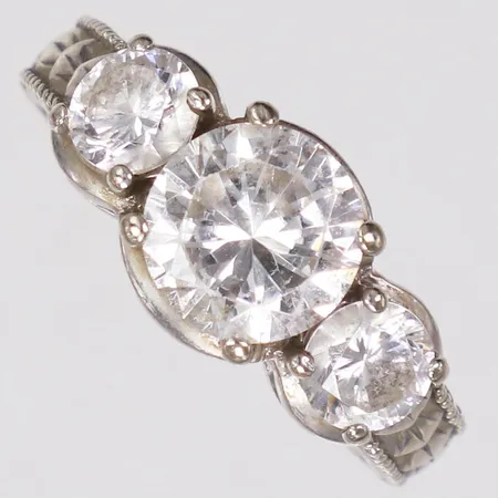 Ring, vita stenar, stl 16, bredd 3,5-9mm, vitguld, sten något lös, ostämplad, 14K, bruttovikt: 6,4g Vikt: 6,4 g