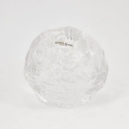 Ljuslykta, Ø9cm, höjd 7,5cm, Snöboll, design Ann Wolff år 1973, Kosta Boda, klarglas Skickas med paket.