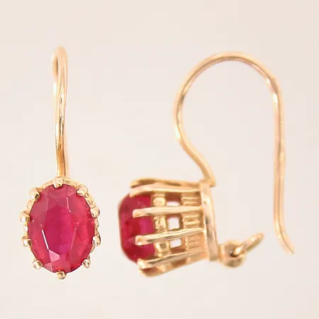 Ett par örhängen med röda stenar, 21x7mm, skev, 14K Vikt: 3,7 g