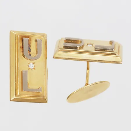 Ett par manschettknappar med diamanter 2 x ca. 0,03ct, Guldvaruaktiebolaget G. Dahlgren & Co, Malmö 1927, 11x27mm, gravyr, 18K vitguld/rödguld. Vikt: 32,8 g