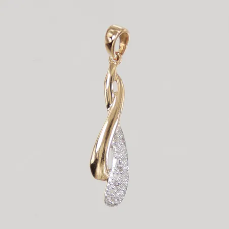 Hänge, längd inklusive ögla 24,5mm, bredd 5,3mm, åttkantslipade diamanter ca 5x0,005ct, GHA, 18K,  Vikt: 1 g