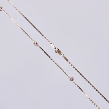Collier med vita stenar, längd: ca 43cm, bredd: ca 1-4mm, 14K  Vikt: 3 g