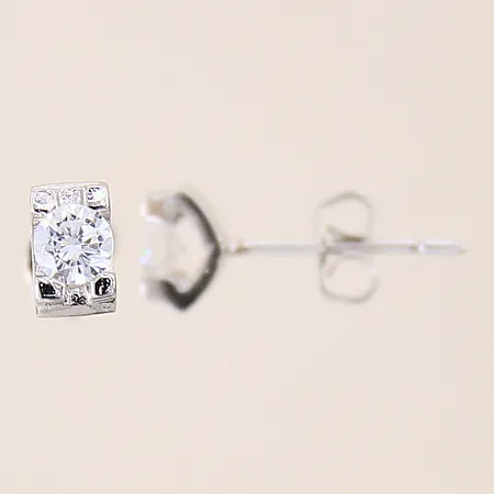 Ett par örhängen med vita stenar, 7x4mm, silver 925/1000 Vikt: 1,3 g