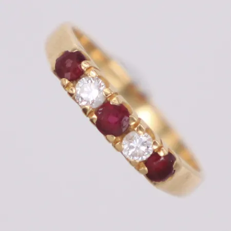 Ring med röda stenar och diamanter 2xca0,05ct, stl 15½, bredd 3mm, nagg på röda stenar, 14K Vikt: 1,6 g