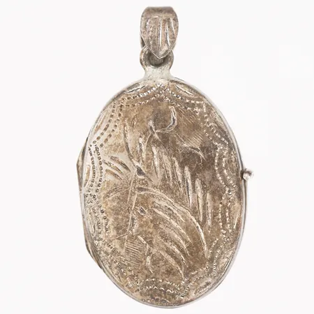 Hänge i form av medaljong, dekor i relief, höjd inkl. ögla: 35mm, bredd: 20mm, 925/1000 silver. Vikt: 5 g