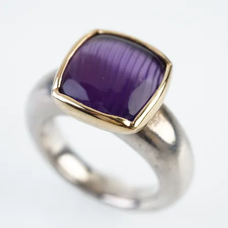 Ring silver m guldinfattning och lila sten, stl 17½(55), bredd 14mm, silver/18k Vikt: 16 g