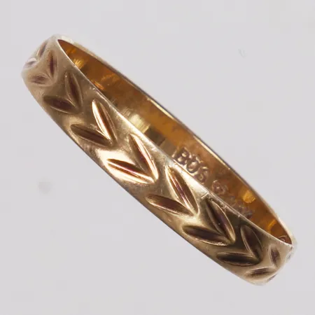 Ring, mönsterdekor, stl 20, bredd 3,5mm, gravyr, 18K Vikt: 1,8 g