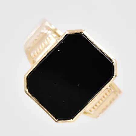 Klackring onyx, stl 19¼, ovandel bredd 14,7mm, personligt graverad, 18K Vikt: 3,7 g