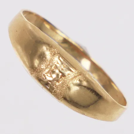 Ring, stl 17, bredd 1,5-5,3mm, skev skena,14K Vikt: 0,9 g