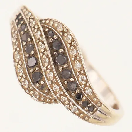 Ring med svarta diamanter 16 x 0,005-0,02ct, vita 8/8-slipade diamanter 21 x 0,005ct, stl: 18½, bredd 2-10mm, GHA, behov av omrodiering, vitguld 18K.  Vikt: 2,9 g