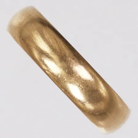 Ring slät, stl 19½, bredd 5,3mm, gravyr, repig, 18K Vikt: 5,1 g