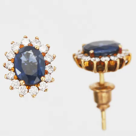 Carmoséörhängen med safirer och diamanter 30 x ca. 0,02ct, höjd: 11,5mm, bredd: 9,5mm, bakstycken i metall, 18K guld. Vikt: 3,3 g