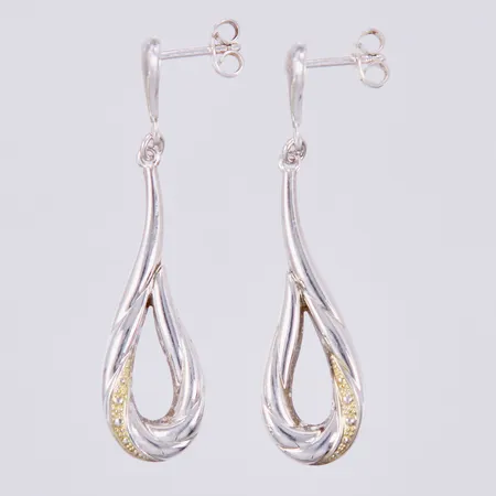 Ett par örhängen, längd: ca 5cm, bredd: ca 2-10mm, 925/1000 silver Vikt: 6,1 g