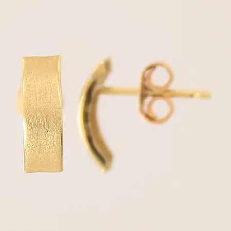 Ett par örhängen, 9x3,5mm, matta/blanka, smärre bucklor, 18K Vikt: 0,6 g