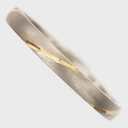Ring, tvåfärgad samt borstad design, Heribert Engelbert AB, Stockholm år 1996, stl: 17, bredd: 2,5 mm, 18K guld. Vikt: 2,3 g